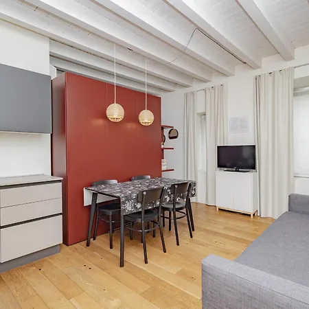 Apartment Flo Suite Three 3 *